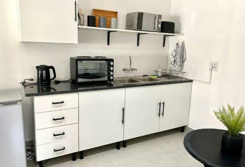 Пансион Angazi Guesthouse Unit 3   Modern 2 Bedroom Apartment With Pool