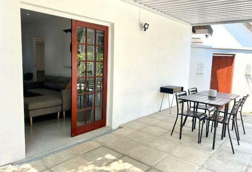 Пансион Angazi Guesthouse Unit 3   Modern 2 Bedroom Apartment With Pool