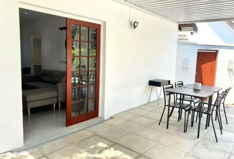 ペンション Angazi Guesthouse Unit 3   Modern 2 Bedroom Apartment With Pool