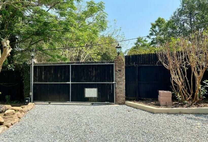 Пансион Angazi Guesthouse Unit 3 Modern 2 Bedroom Apartment With Pool