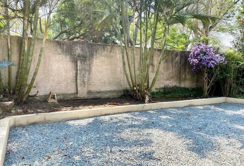 Пансион Angazi Guesthouse Unit 3 Modern 2 Bedroom Apartment With Pool