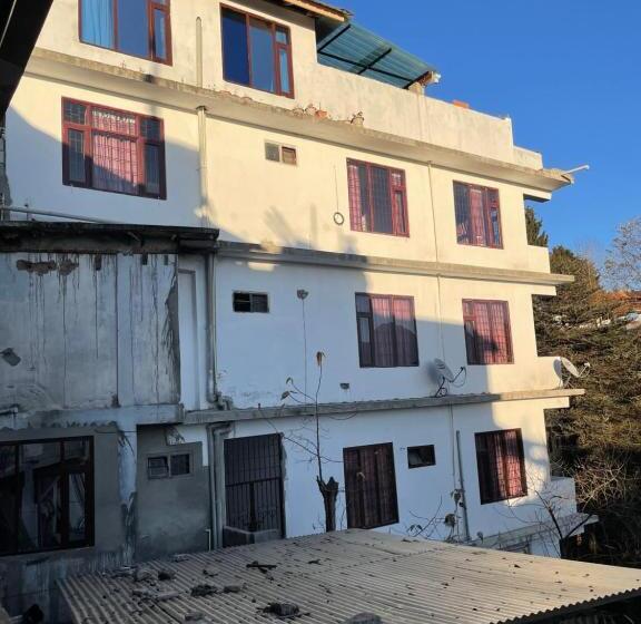 פנסיון Pinewood Guesthouse