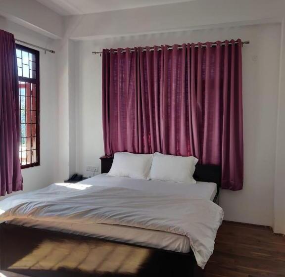 פנסיון Pinewood Guesthouse