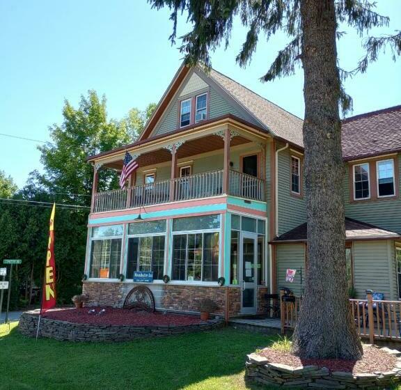 Отель Moonshadow Inn