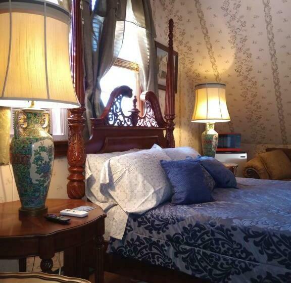 Отель Moonshadow Inn