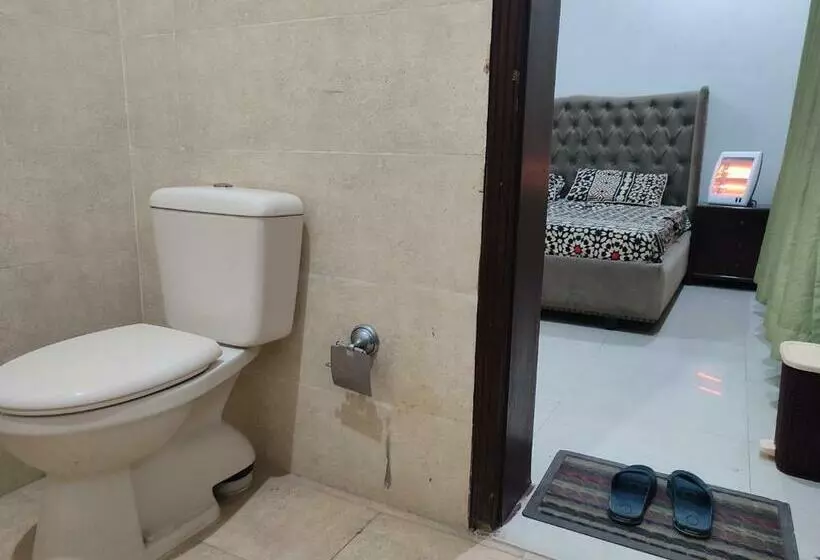 پانسیون Private Rooms In Bright & Stylish House Near Askari 11 & Dha 6