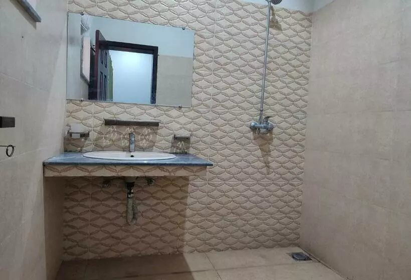 پانسیون Private Rooms In Bright & Stylish House Near Askari 11 & Dha 6