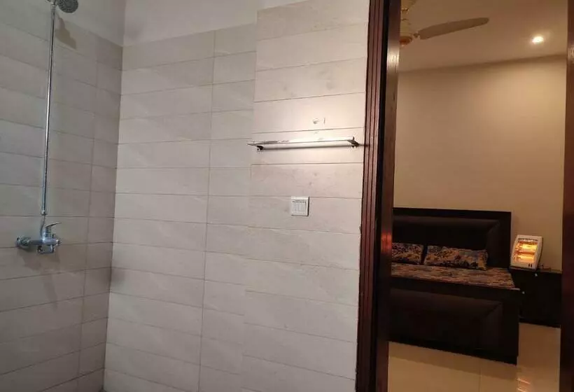 پانسیون Private Rooms In Bright & Stylish House Near Askari 11 & Dha 6
