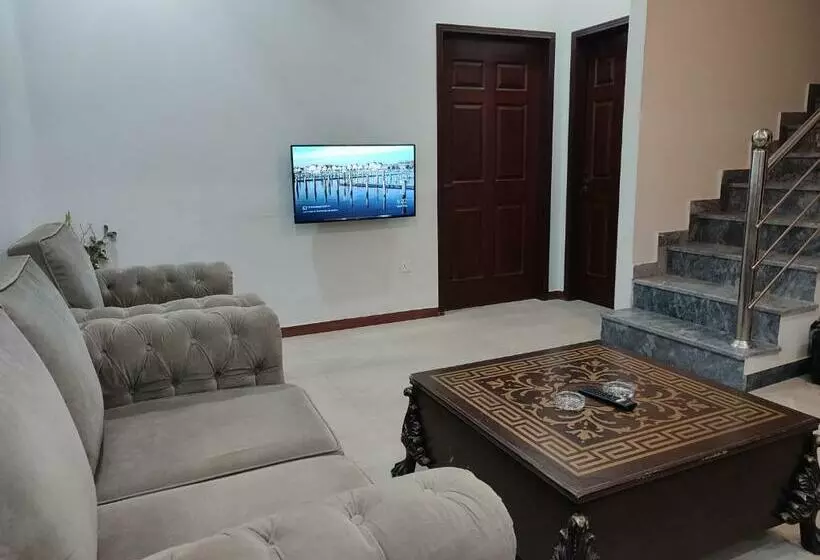 پانسیون Private Rooms In Bright & Stylish House Near Askari 11 & Dha 6