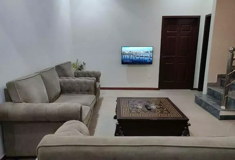 پانسیون Private Rooms In Bright & Stylish House Near Askari 11 & Dha 6