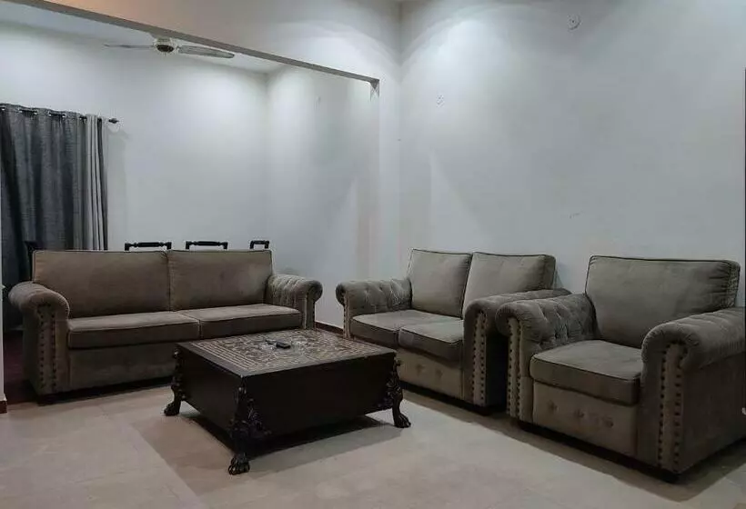 پانسیون Private Rooms In Bright & Stylish House Near Askari 11 & Dha 6