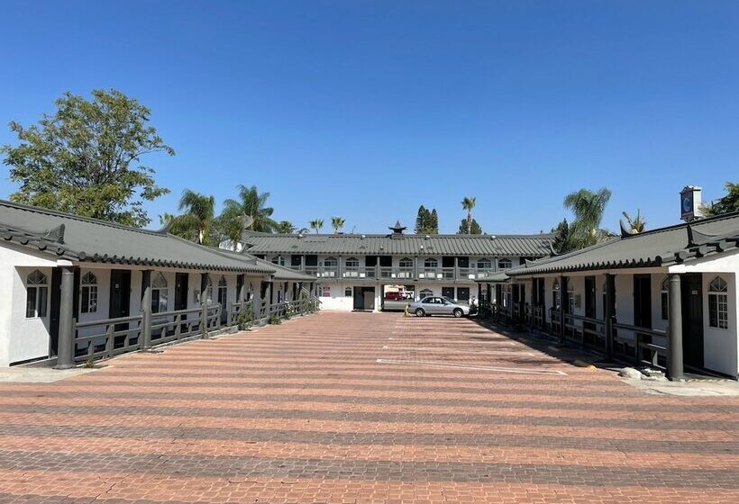 مُتل Oak Tree Inn