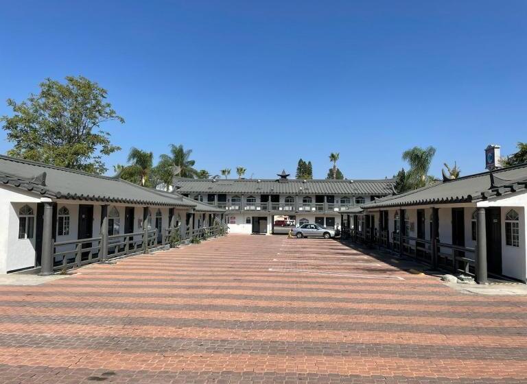 مُتل Oak Tree Inn