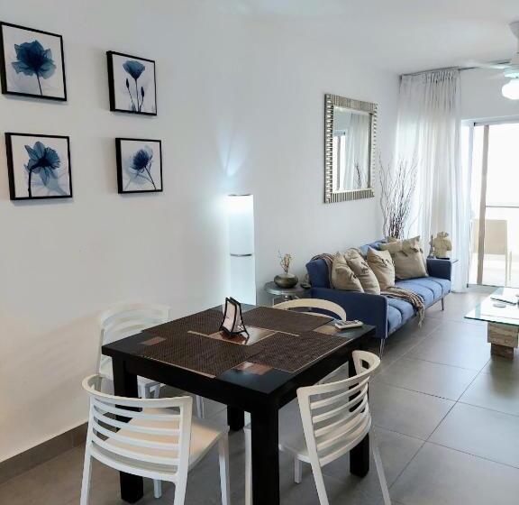 Ocean Palms 1bed 1bth King Suite Condo