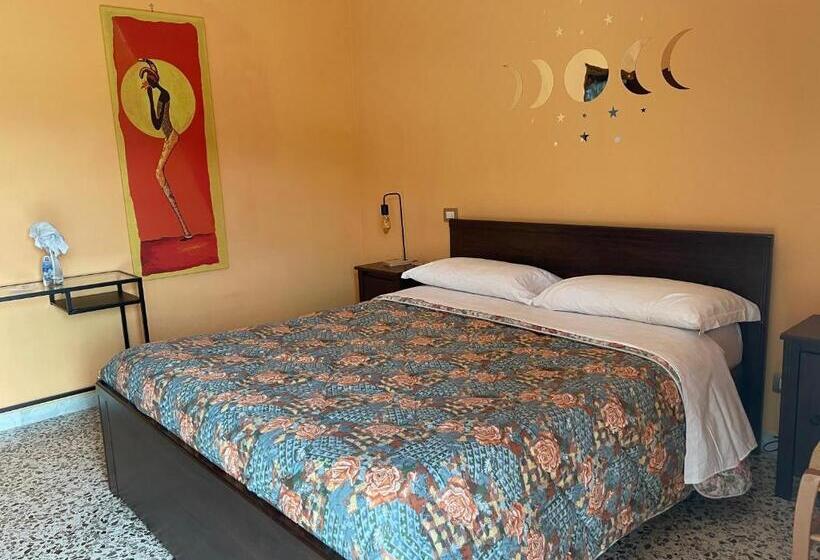 פנסיון Mezzaluna Guest House