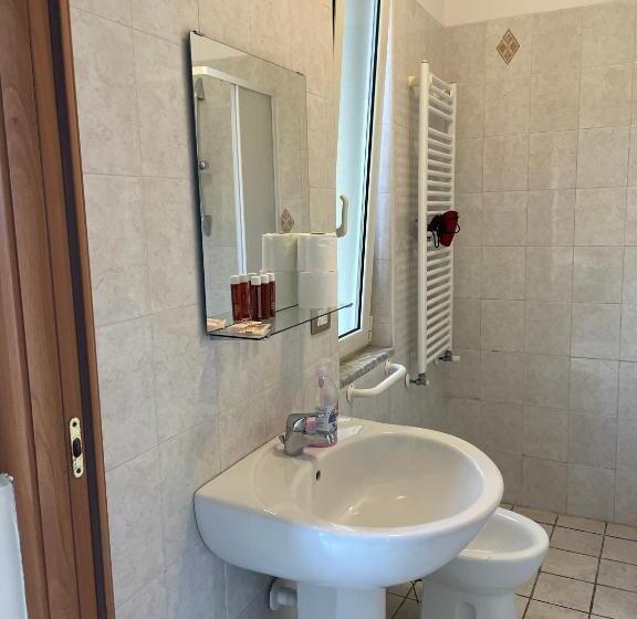 פנסיון Mezzaluna Guest House