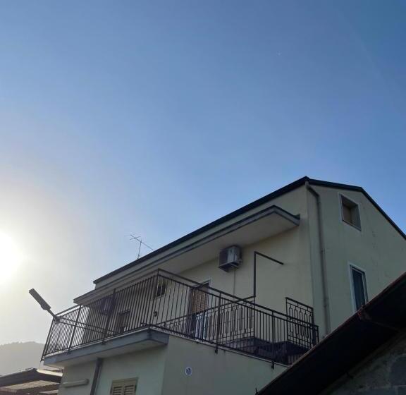 פנסיון Mezzaluna Guest House