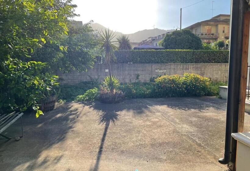 פנסיון Mezzaluna Guest House