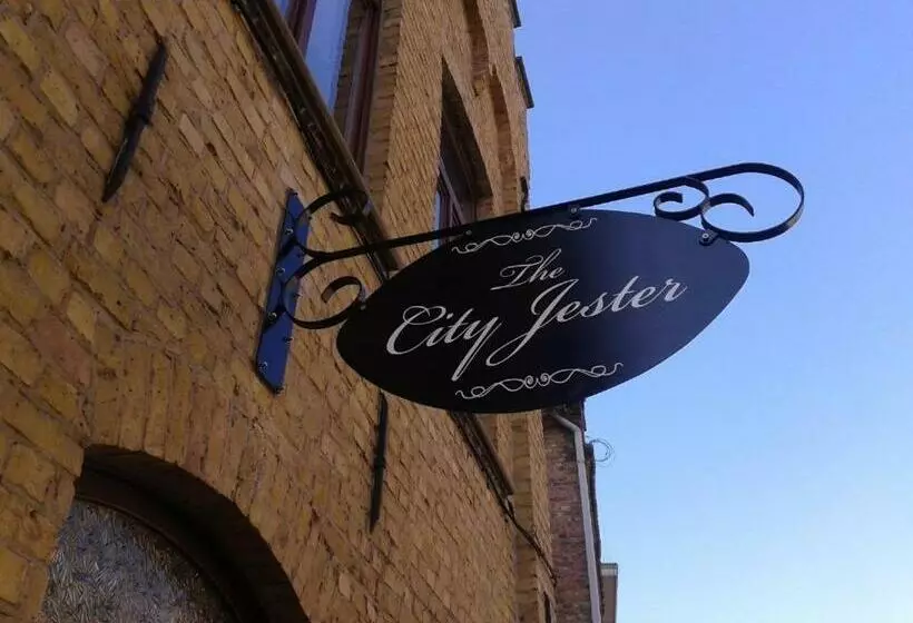 پانسیون The City Jester