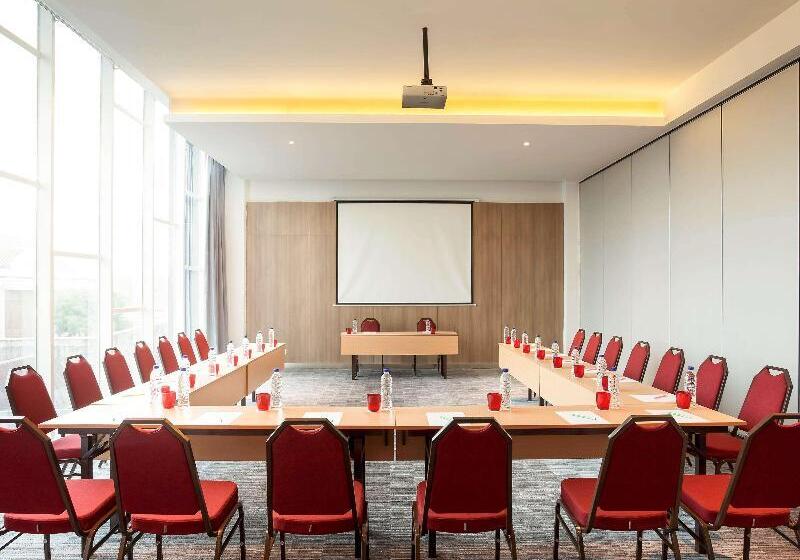 בית מלון כפרי Ibis Makassar City Center