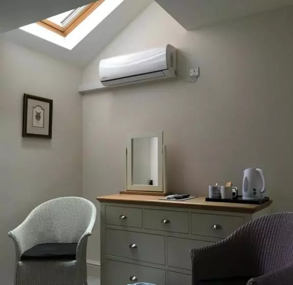 هتل Newport Guest House