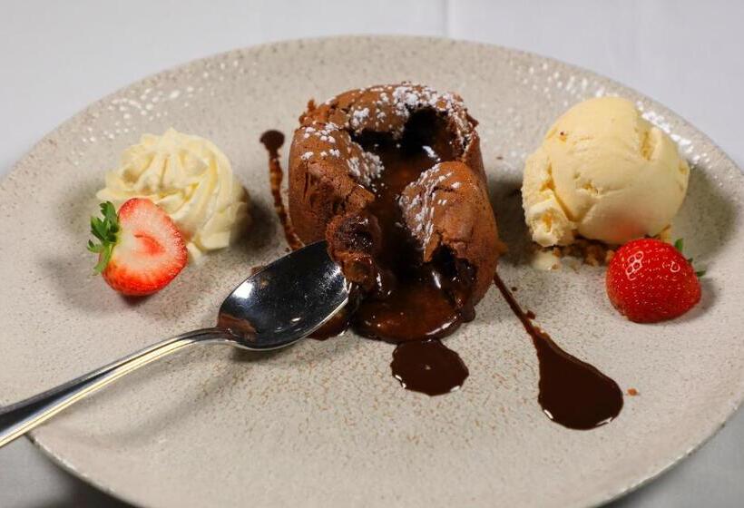 Hotel The Shirley Arms