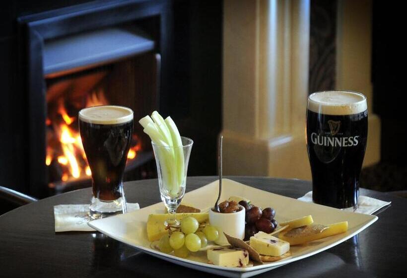 Hotel The Shirley Arms