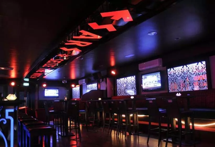 호텔 The Shirley Arms