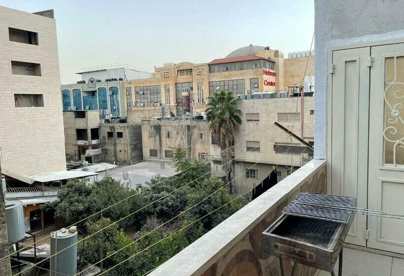 هاستل Alsharif Family