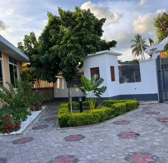 هتل Haika Home Lodge
