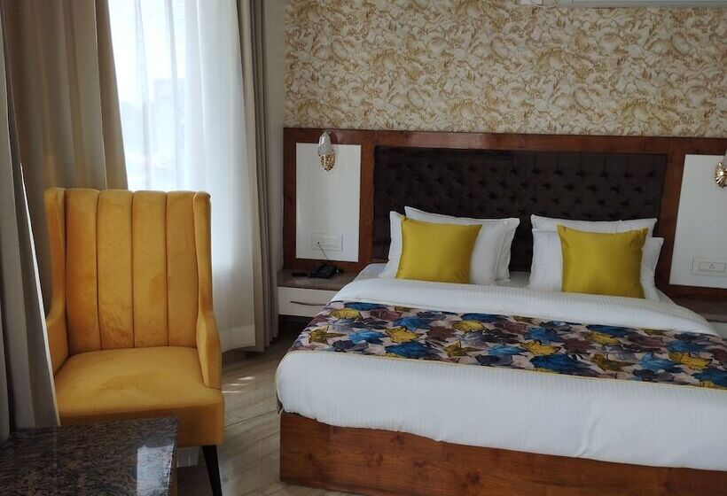 호텔 Abhilashi Inn