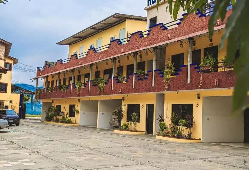 هتل Hacienda La Alborada