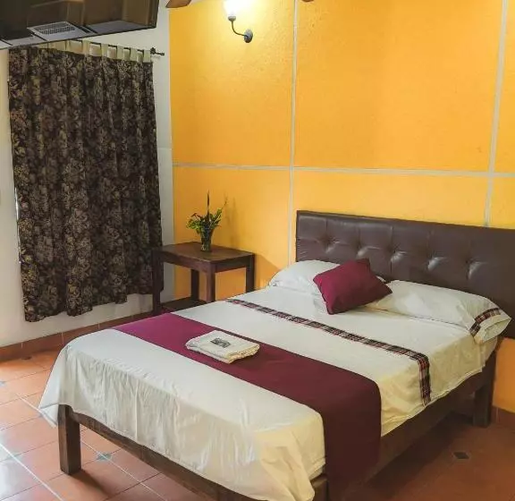 هتل Hacienda La Alborada