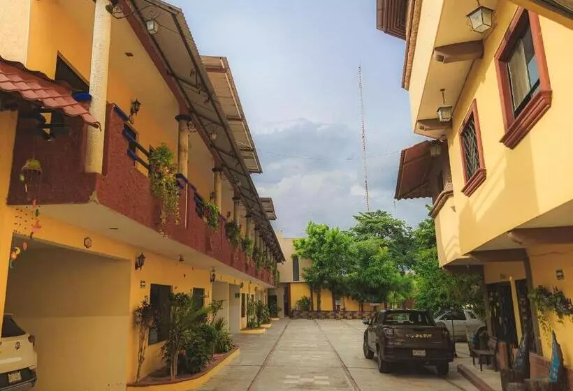 هتل Hacienda La Alborada