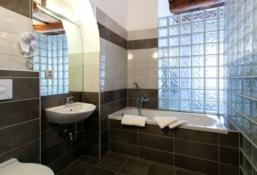 Hotel U Tří Hrušek Suites & Apartments