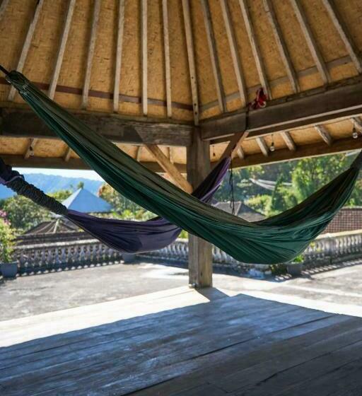 Общежитие Chakra Tavern