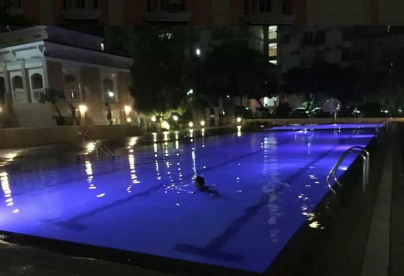 Chateau Elysee,by Dj Near Airport+wifi+netflix+kitchen