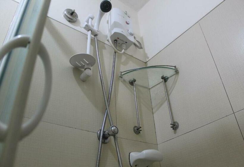 Chateau Elysee,by Dj Near Airport+wifi+netflix+kitchen