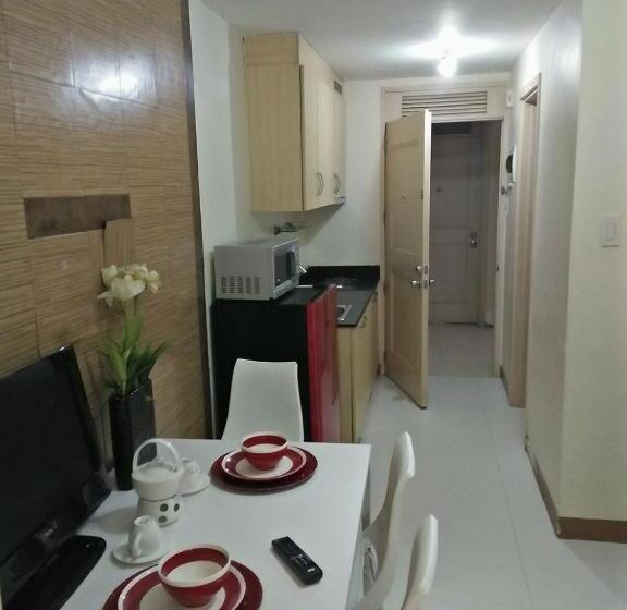 Chateau Elysee,by Dj Near Airport+wifi+netflix+kitchen