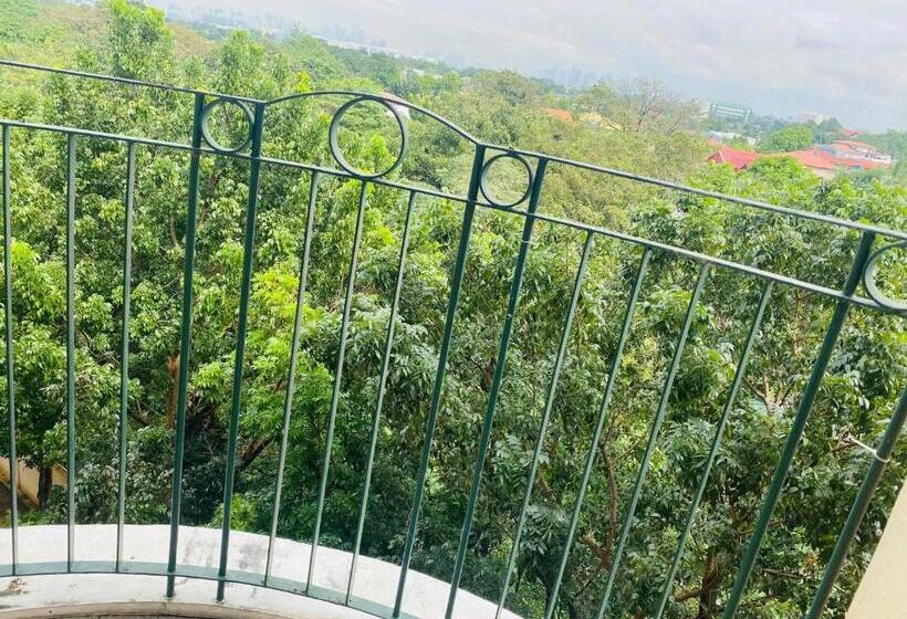 Chateau Elysee,by Dj Near Airport+wifi+netflix+kitchen