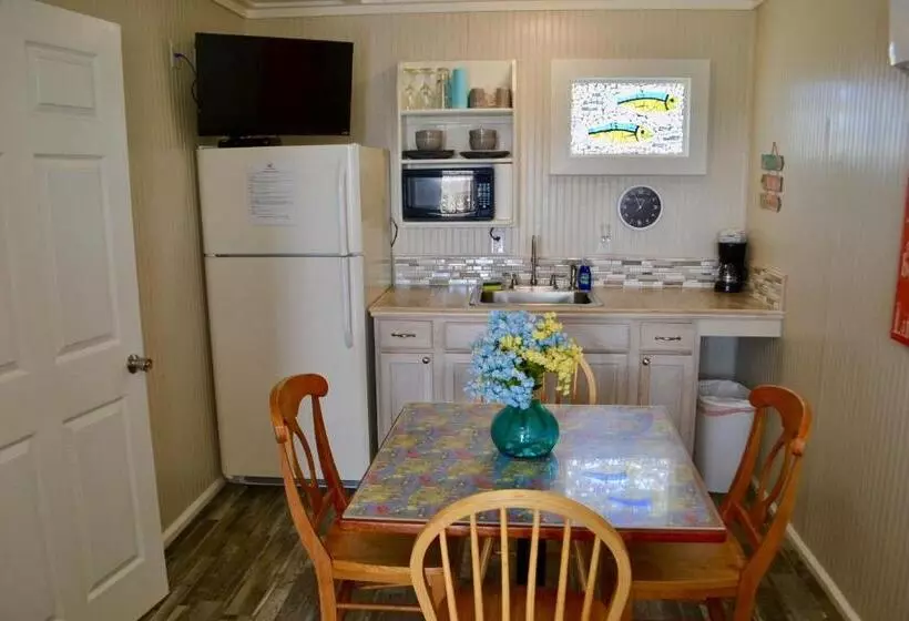 Retkeilymaja Blue Dolphin Inn And Cottages