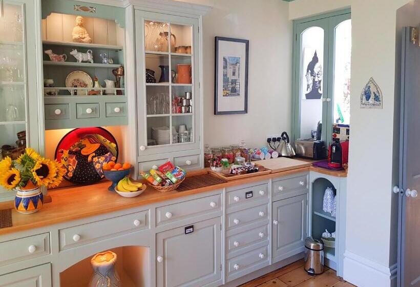 Alma House Bed And Breakfast