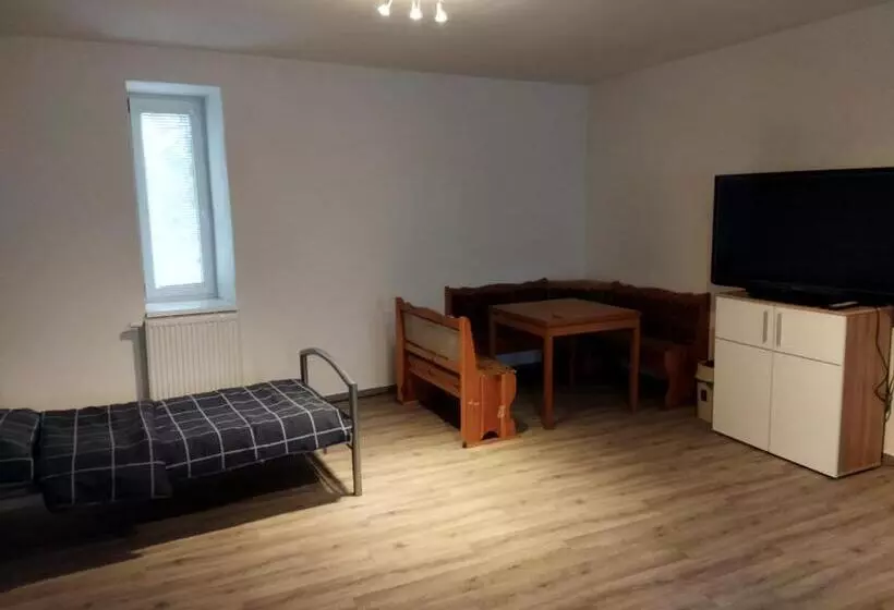 Retkeilymaja Penzion Ostrov U Stribra 13