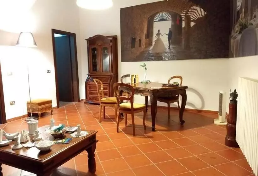 Aamiaismajoitus (B&B) Castel Di Pietra