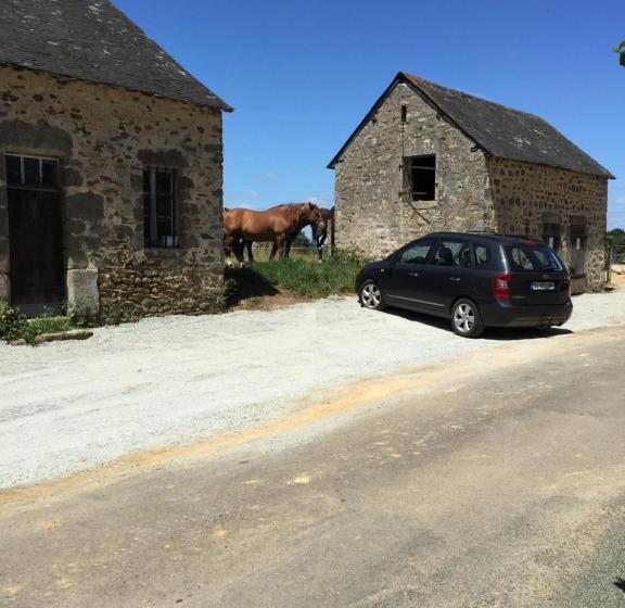 צימר Domaine Des Pierres Jumelles Balade à Cheval Chambre D Hôtes Mayenne