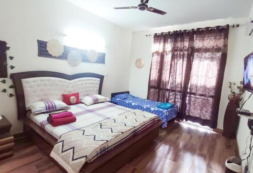 Bed and Breakfast Exclusive Floor On Manali Expressway For Family