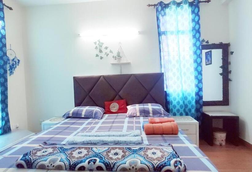 Bed and Breakfast Exclusive Floor On Manali Expressway For Family