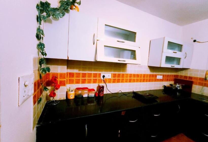 Bed and Breakfast Exclusive Floor On Manali Expressway For Family