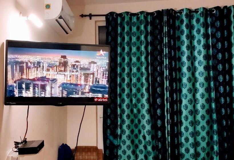 Bed and Breakfast Exclusive Floor On Manali Expressway For Family