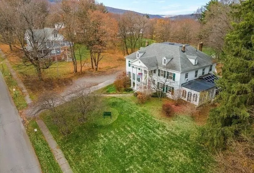 Hotelli Benn Conger Inn